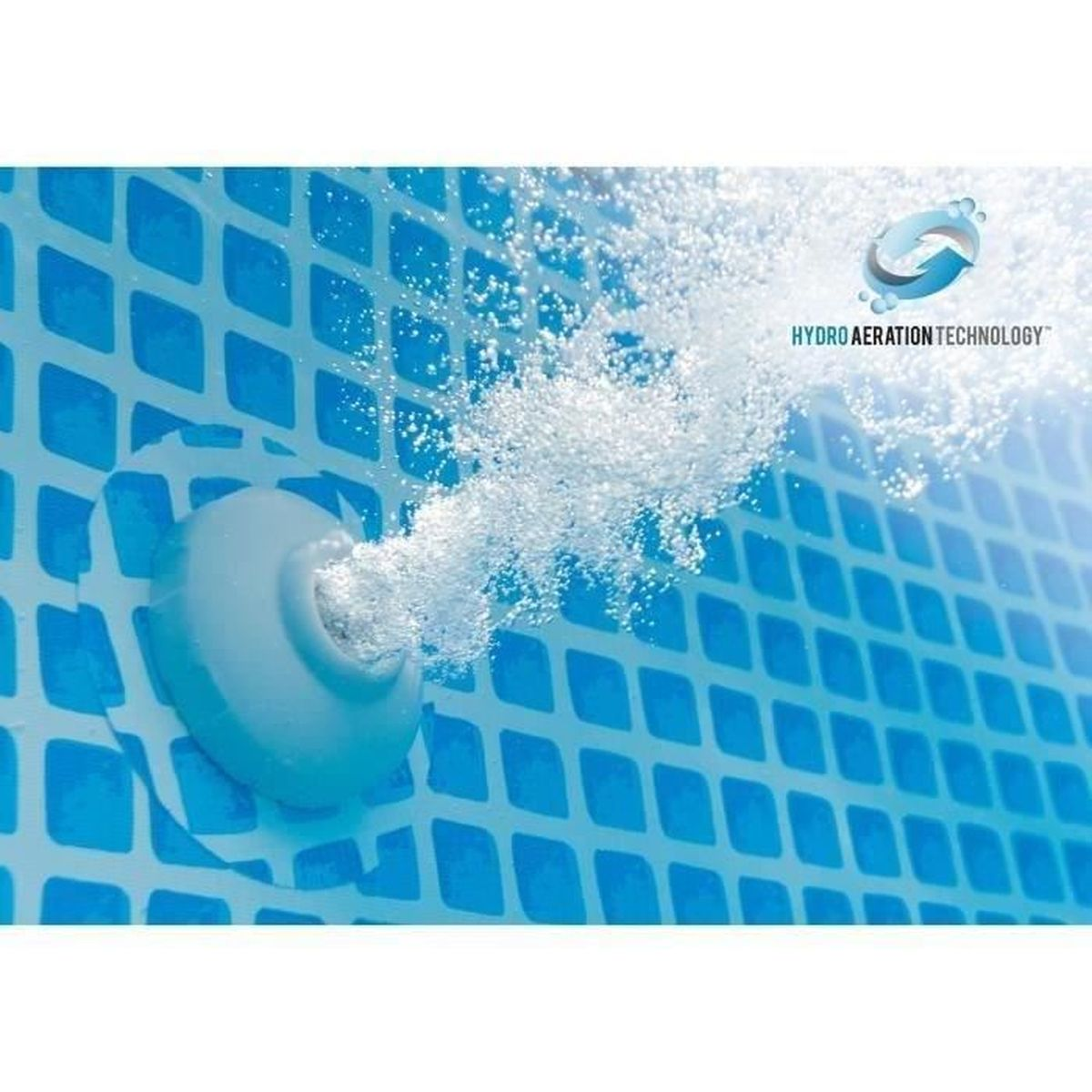 Un ugello a getto spruzza acqua frizzante in una piscina blu.