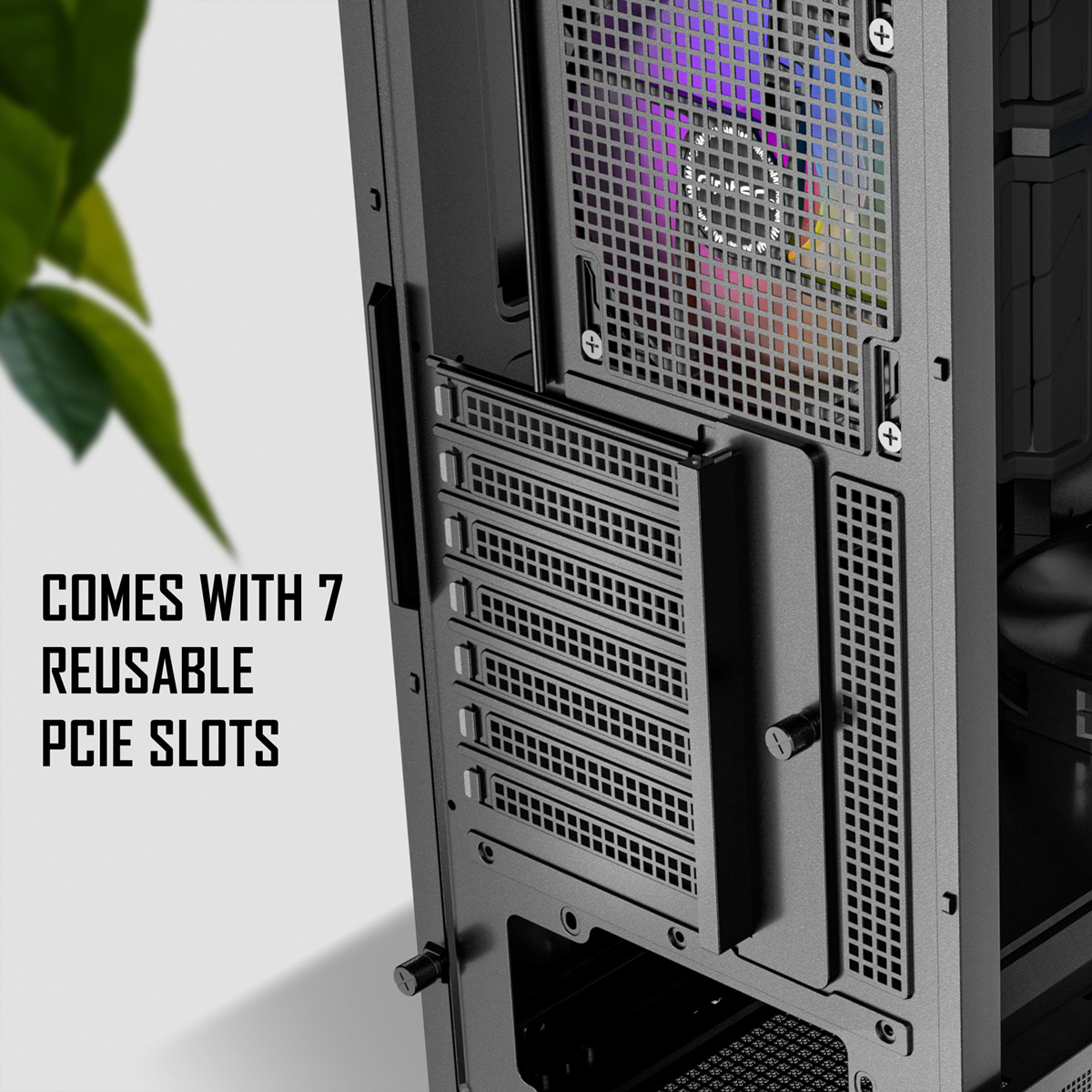 Interior de caja de PC negra mostrando 7 ranuras PCIe reutilizables y un ventilador.