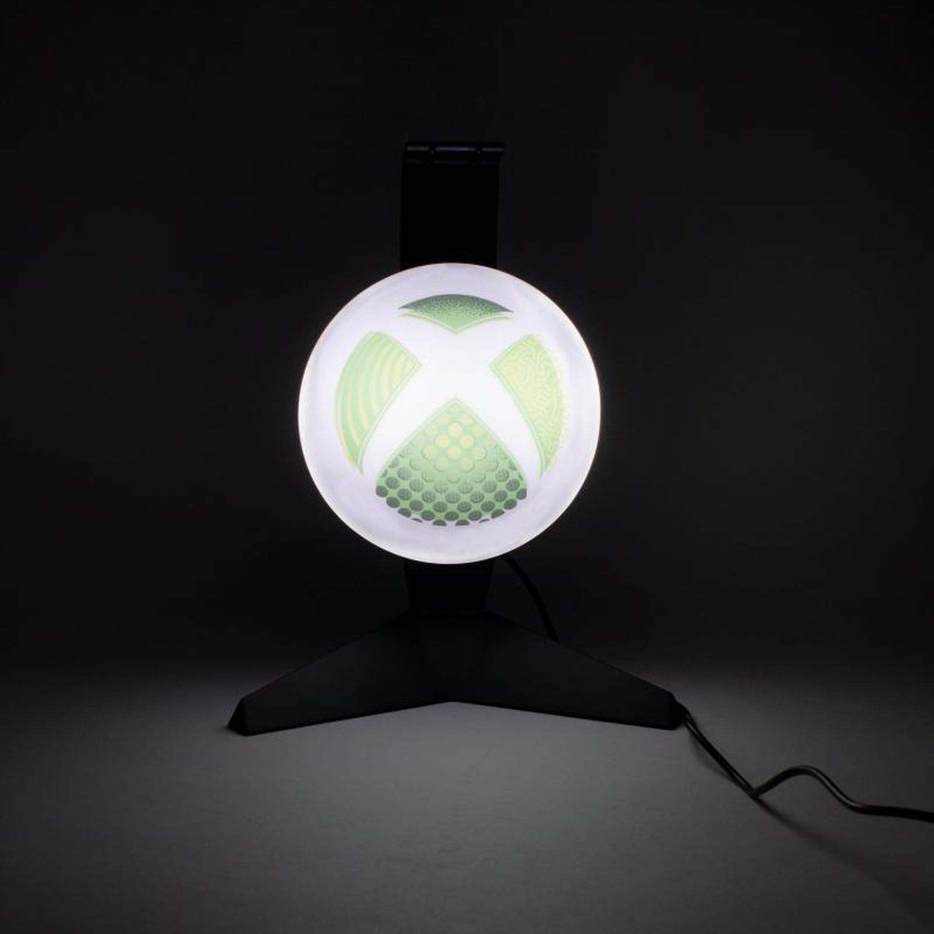 Świecące logo Xbox na czarnym stojaku lampy.