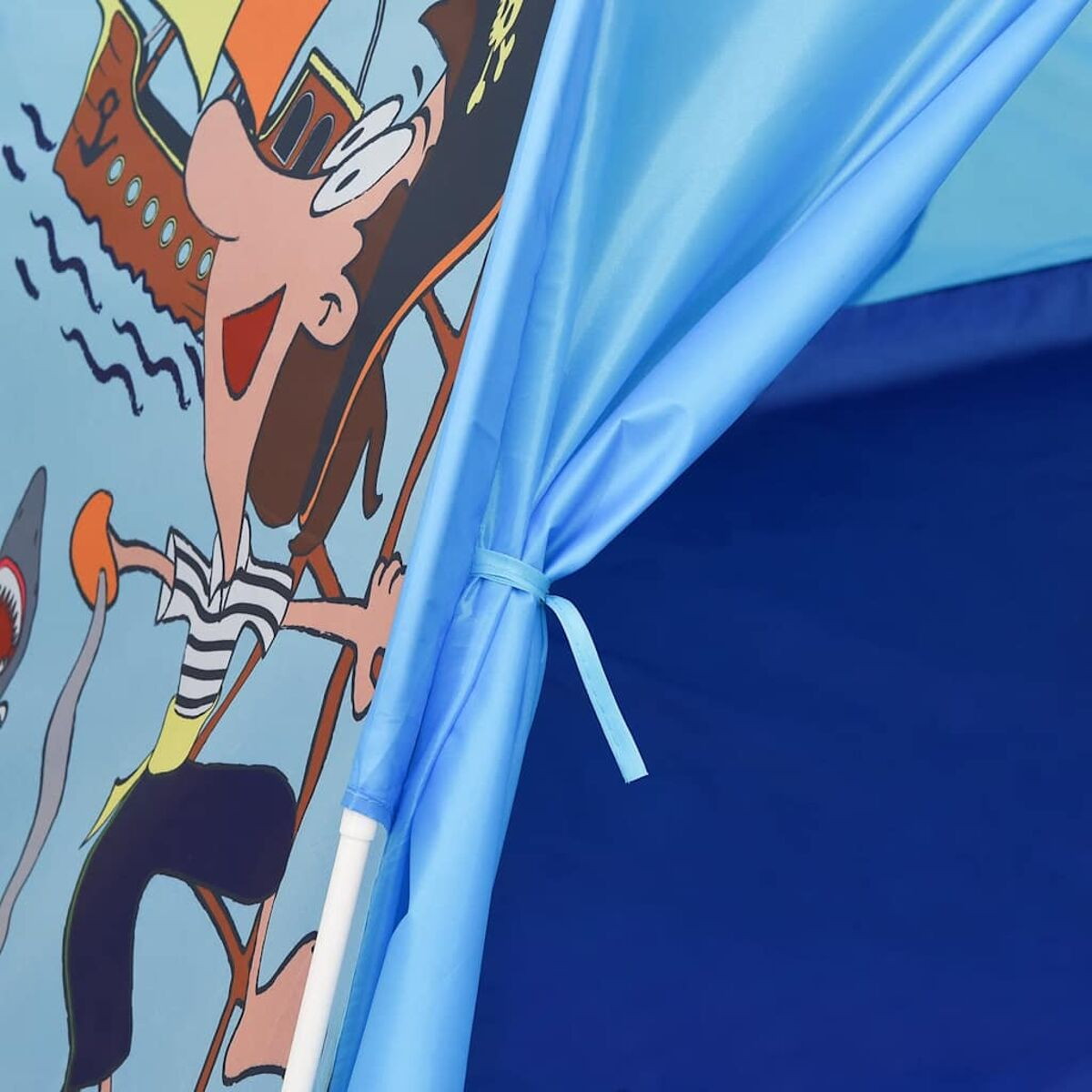 Capitano pirata dei cartoni animati su tenda blu con laccio.