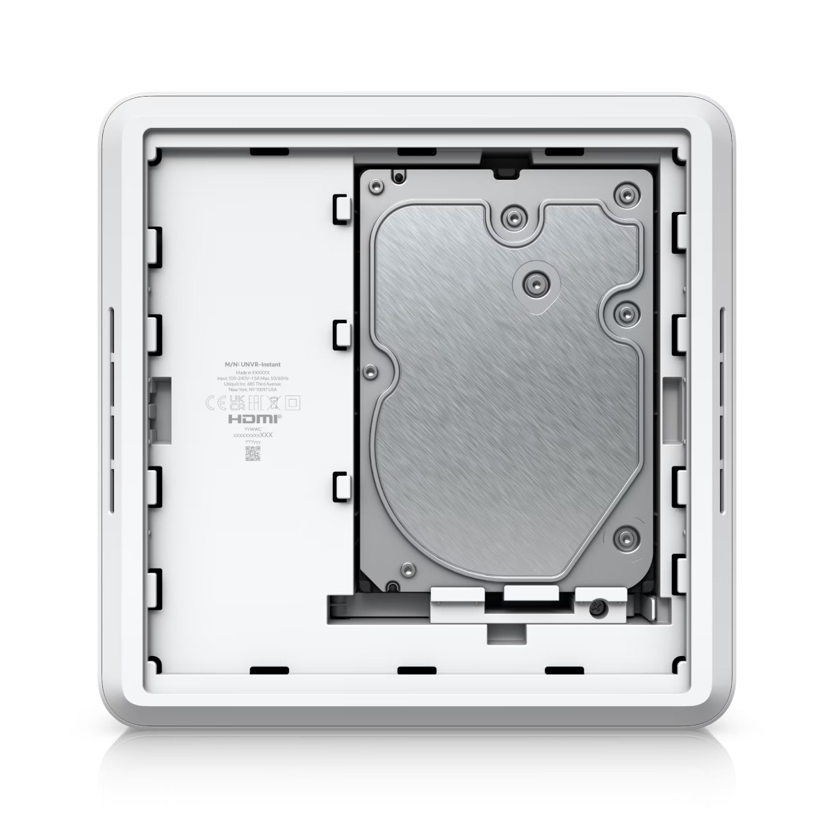 Un case bianco con la parte superiore aperta, che rivela un hard disk argentato all'interno.