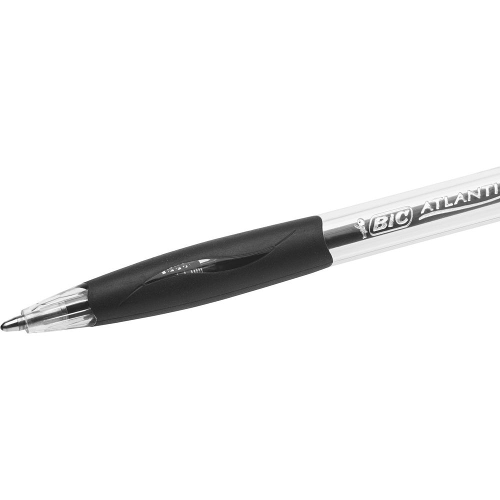 Nahaufnahme eines schwarzen BIC Atlantis Kugelschreibers auf weißem Hintergrund.