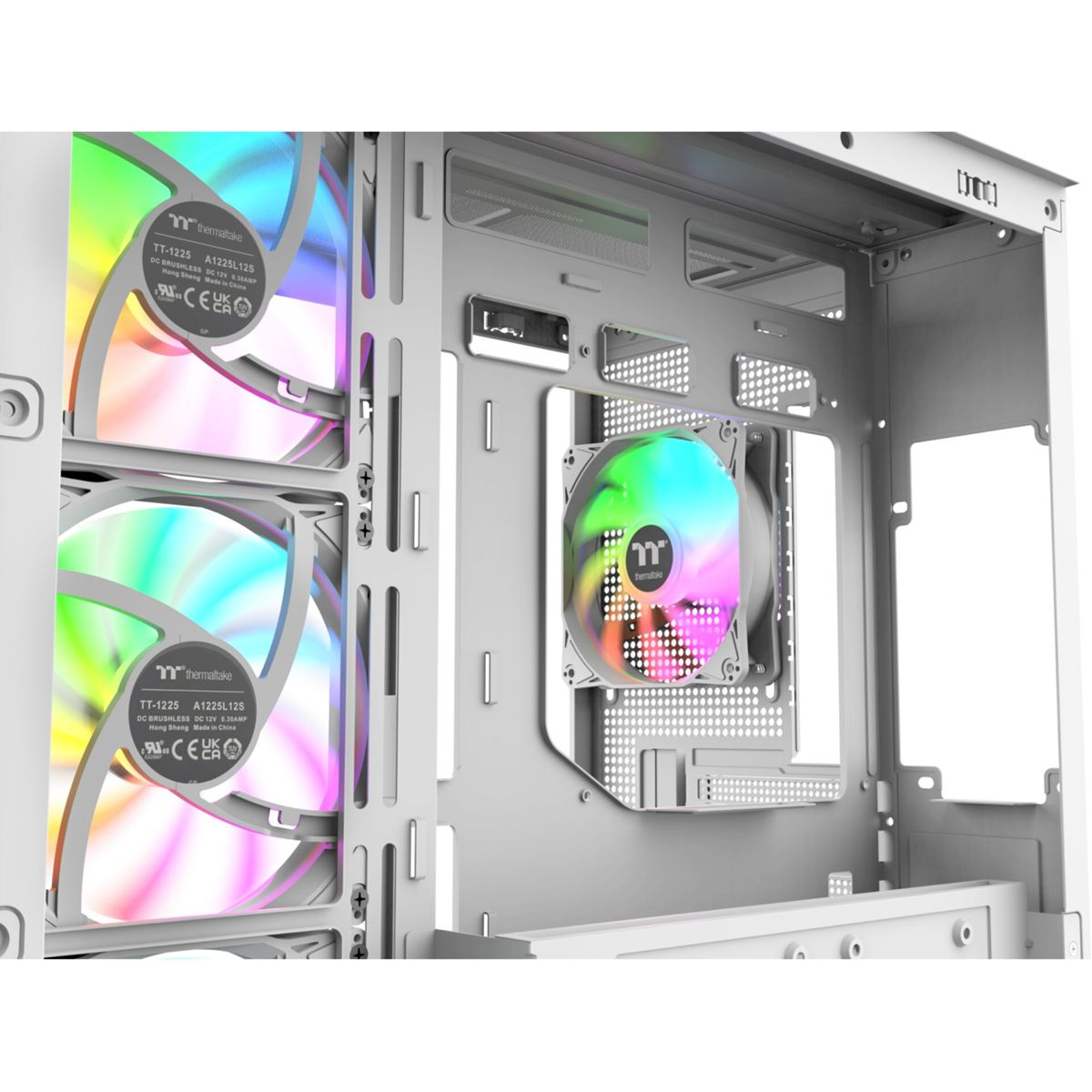 Innen ein weißes PC-Gehäuse mit zwei großen RGB-Lüftern und einem kleineren.