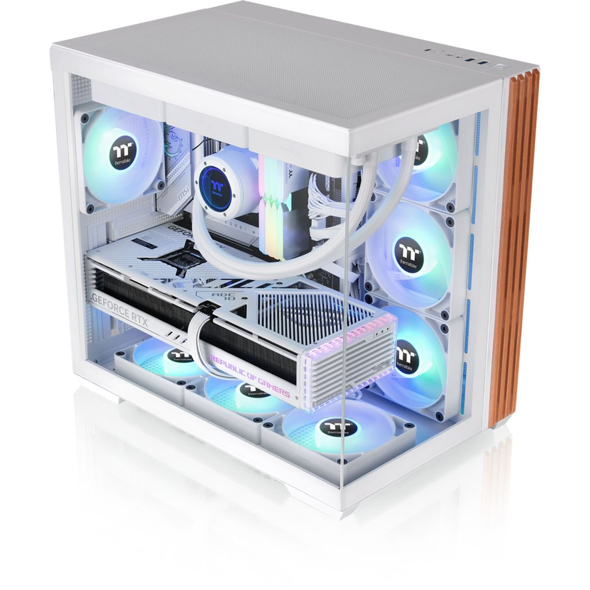 Ein weißer PC-Turm mit RGB-Lüftern, einer weißen GPU und Holzakzenten an der Seite.