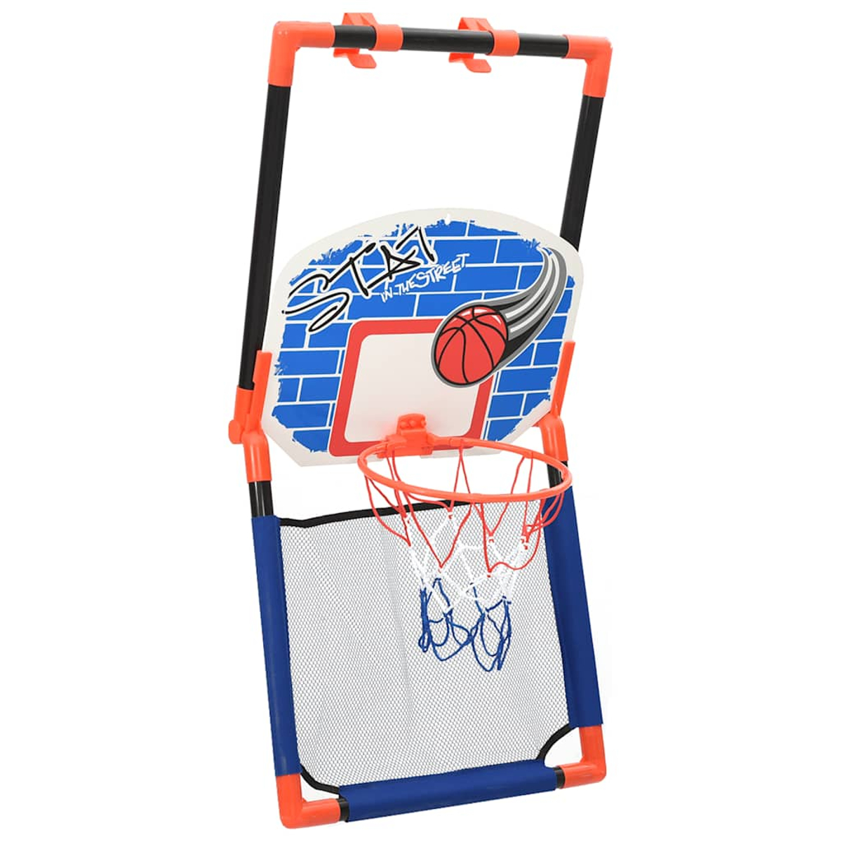 Un piccolo canestro da basket con rete e un pallone davanti al tabellone.