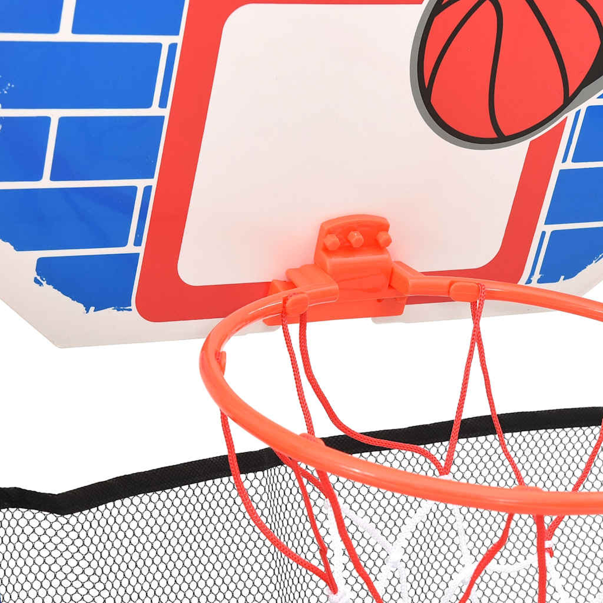 Primo piano di un canestro da basket con rete rossa e tabellone con motivo a mattoni blu.