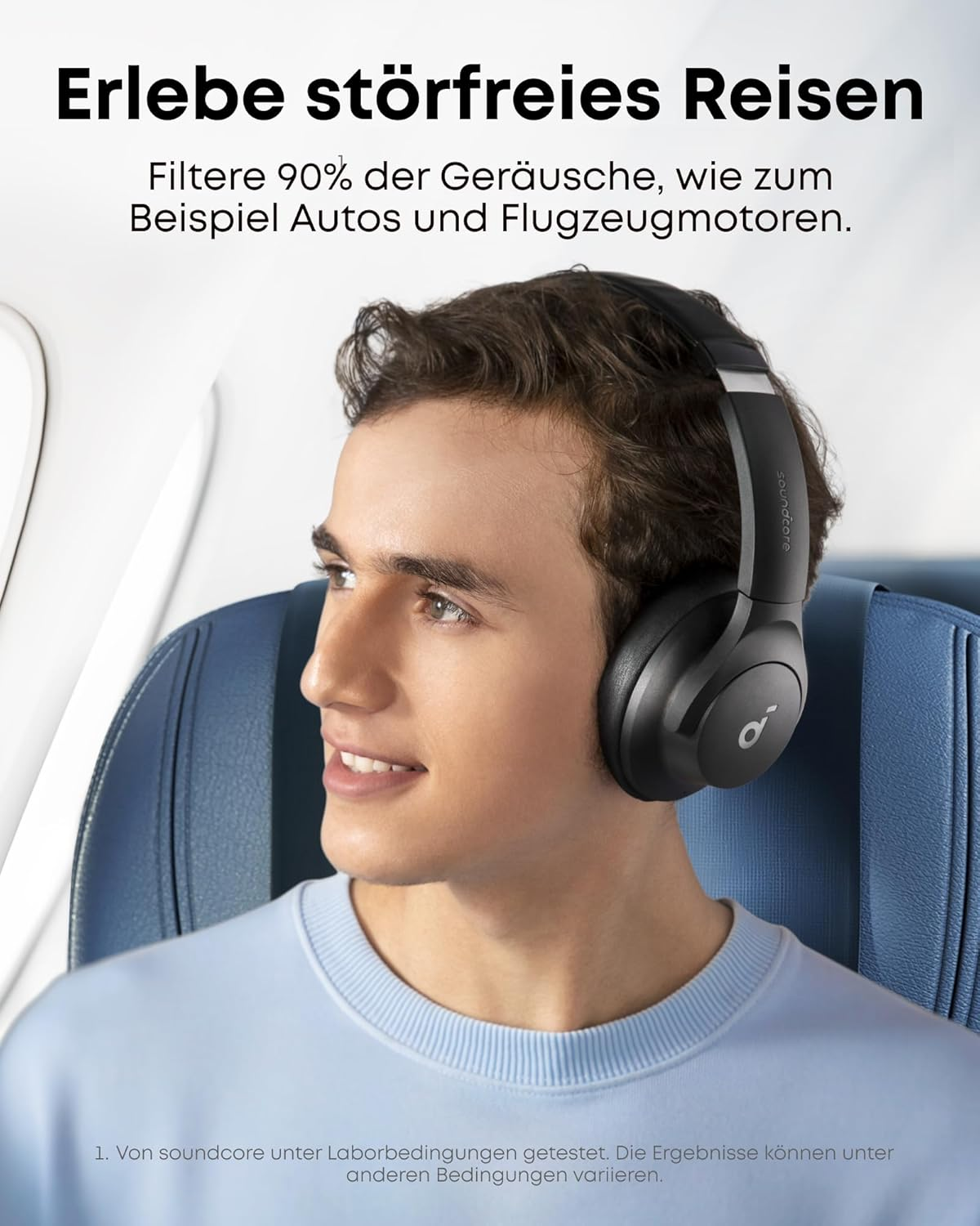 Mann mit Kopfhörern im Flugzeug, genießt störfreies Reisen.