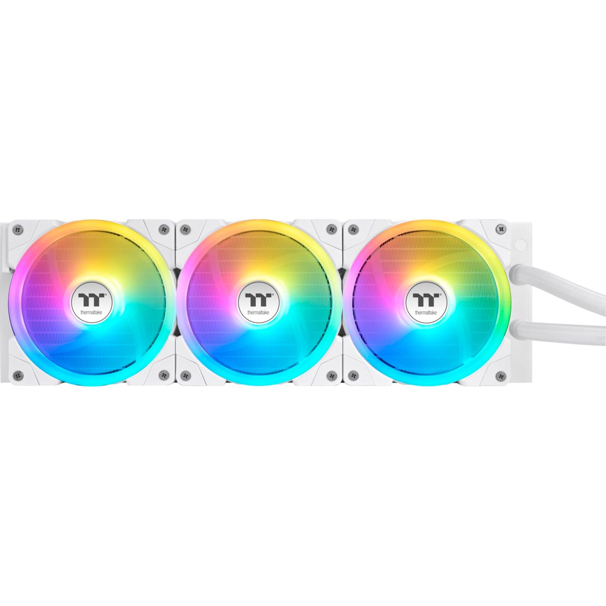Beyaz bir çerçeveye monte edilmiş, gökkuşağı RGB aydınlatmalı üç beyaz bilgisayar fanı.