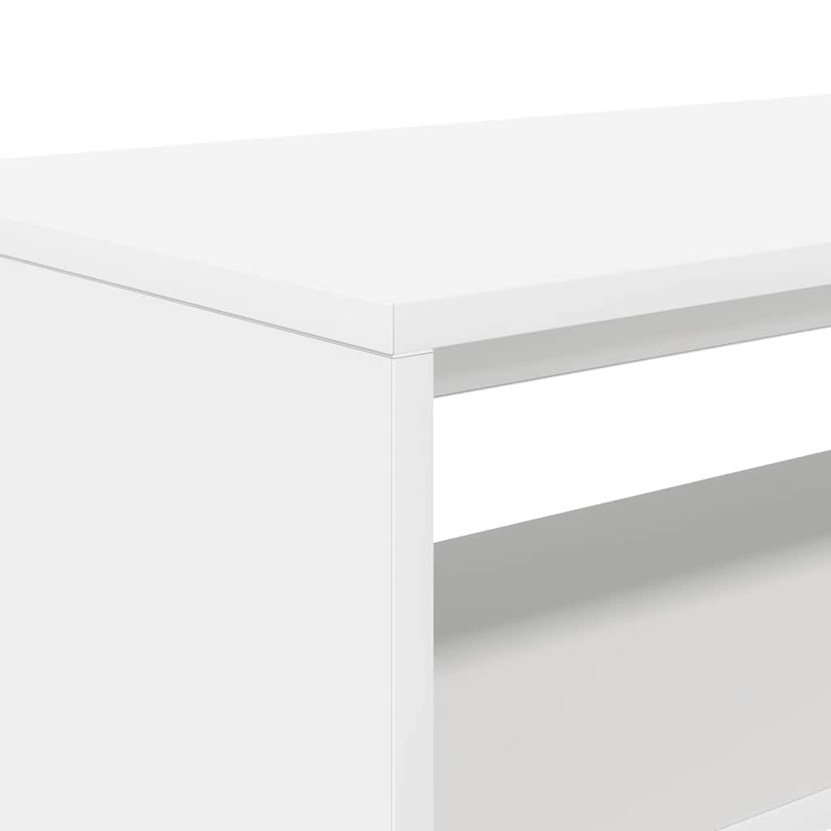 Primer plano de un mueble blanco con un estante.