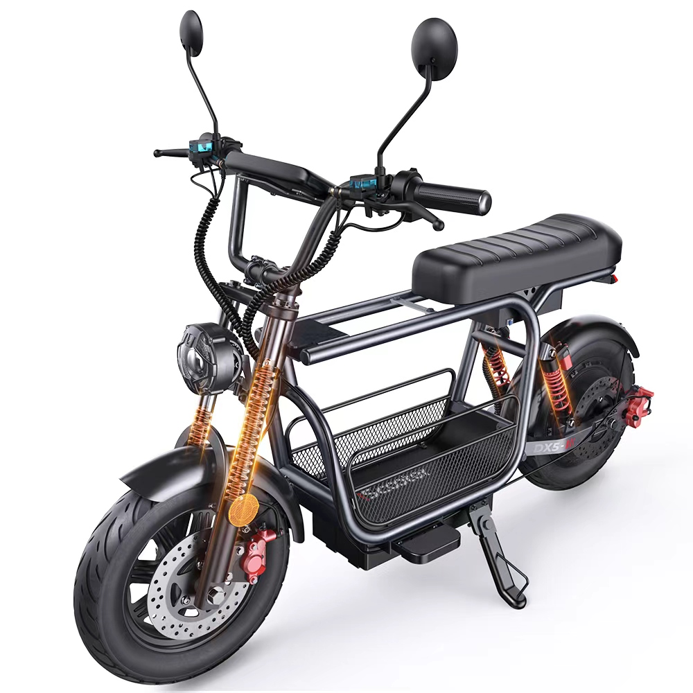 Uno scooter elettrico nero con sospensioni e cestino anteriore.