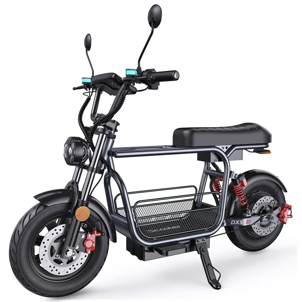 Uno scooter elettrico nero dal design retrò, con cestino e sospensioni.