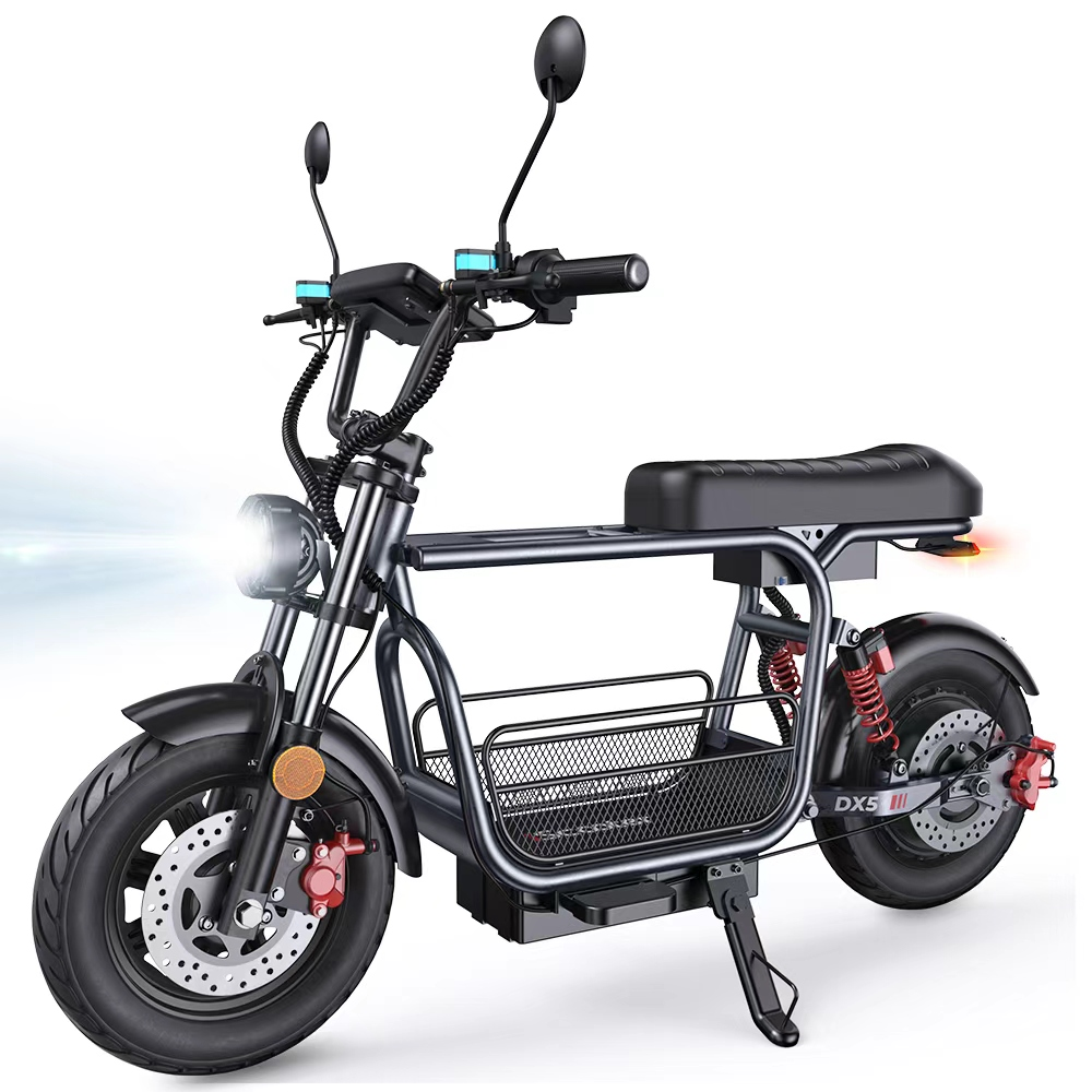 Uno scooter elettrico scuro ed elegante dal design retrò, con faro acceso e cestino.