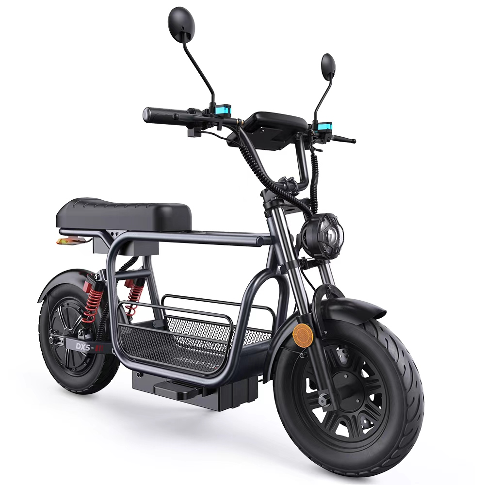 Una bici elettrica scura e futuristica con telaio basso, pneumatici larghi e cestino anteriore.
