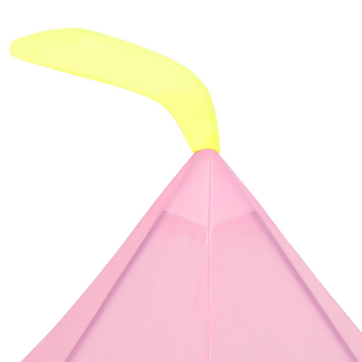 Primo piano di una piramide rosa con una falce gialla in cima.
