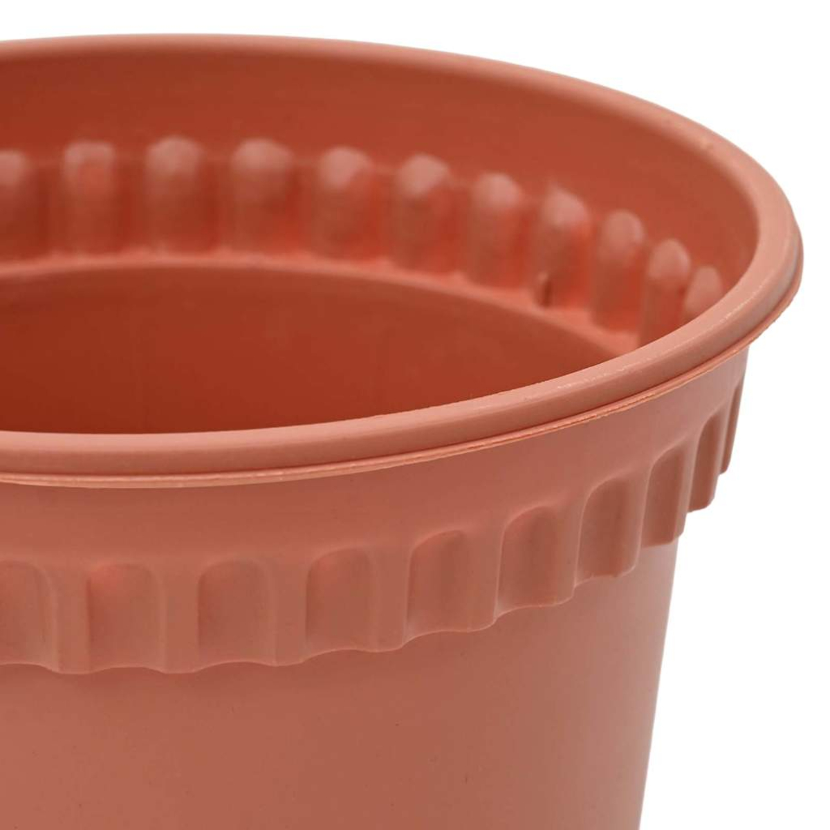 Particolare ravvicinato di un vaso di fiori marrone con bordo a coste.