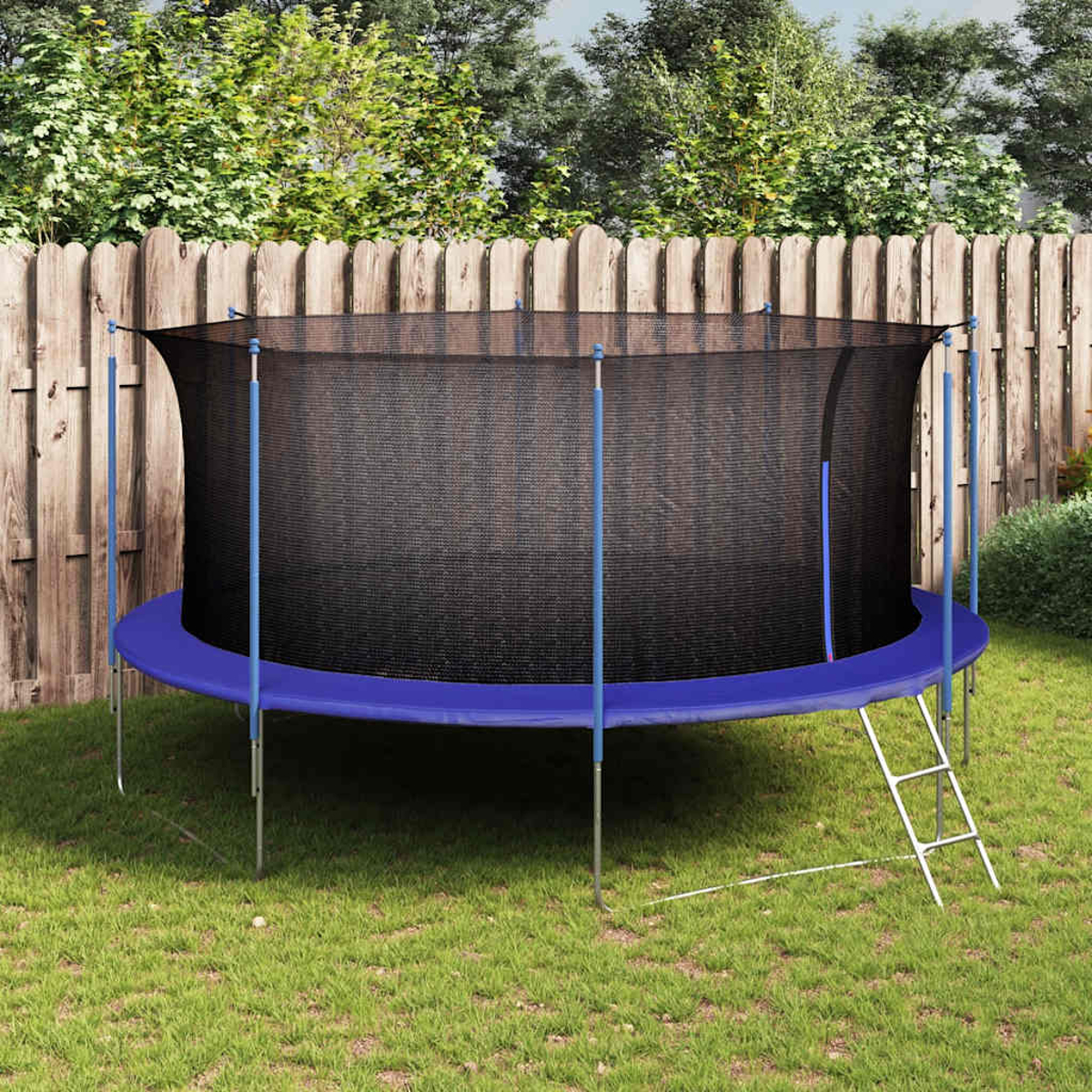 Un trampolino rotondo con rete e scala sull'erba, dietro una recinzione di legno.