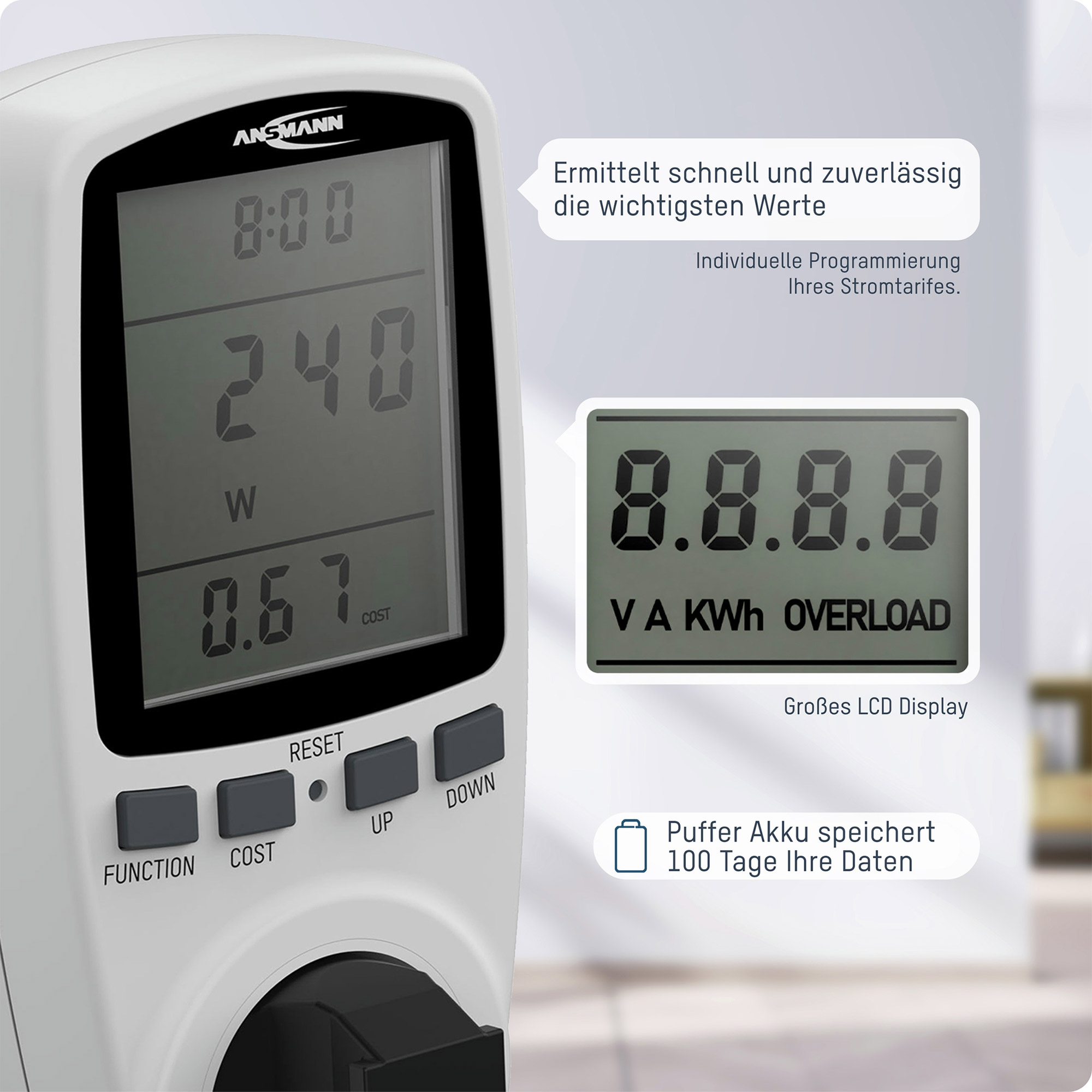 Un misuratore di consumo bianco con display digitale mostra 8:00, 240W e 0.67 di costo.