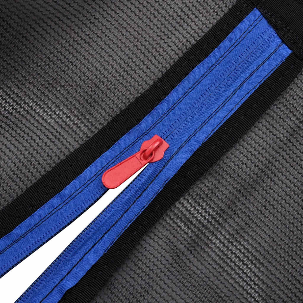 Primo piano di una cerniera blu con cursore rosso su tessuto nero.