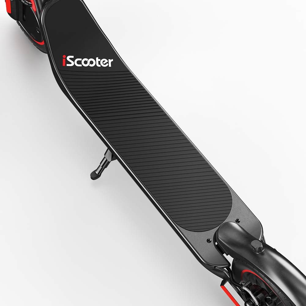 Monopattino elettrico nero con logo rosso iScooter e pedana scanalata.