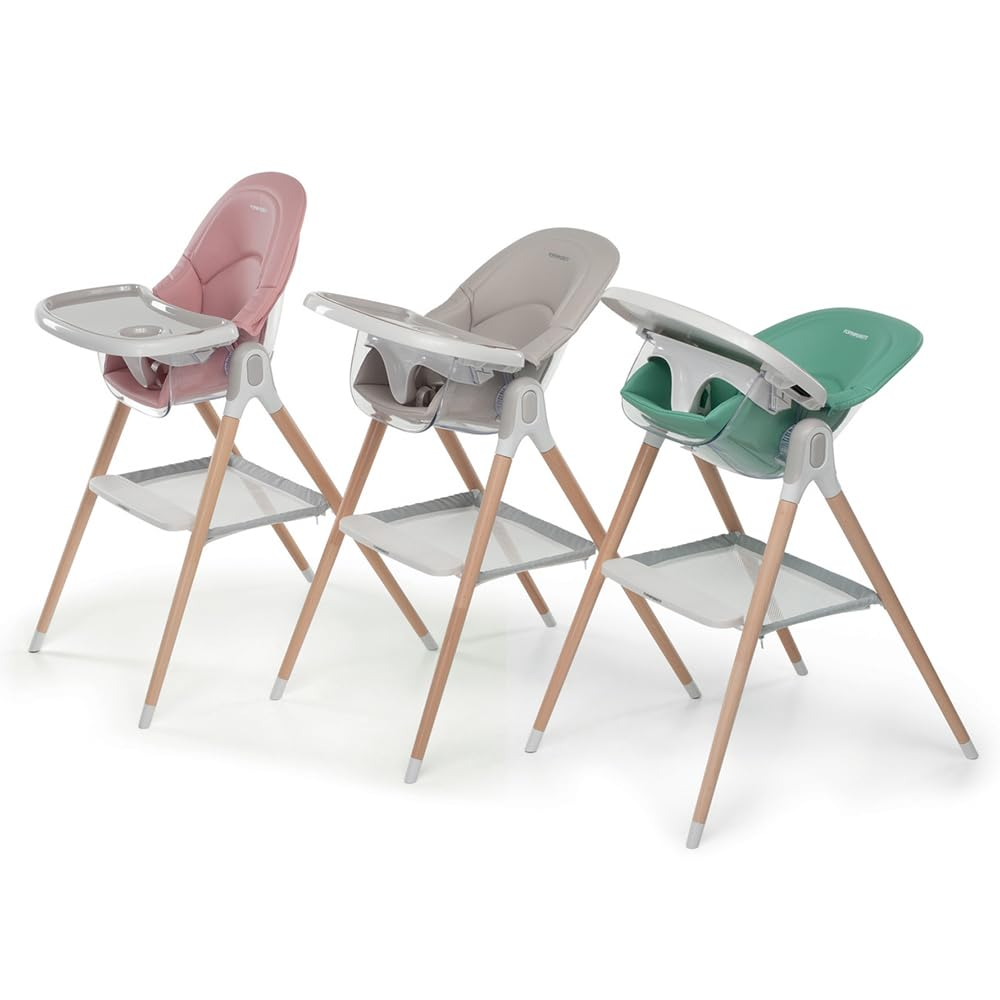Tre seggioloni rosa, grigi e verdi con gambe in legno e vassoi.