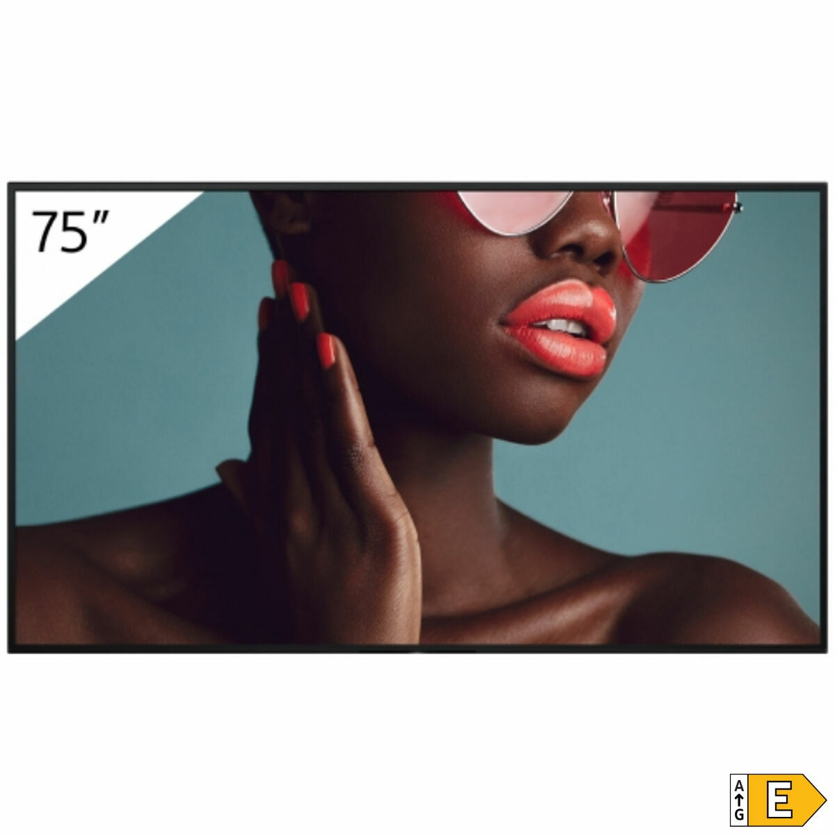 Una donna con labbra rosse e occhiali da sole su sfondo blu.