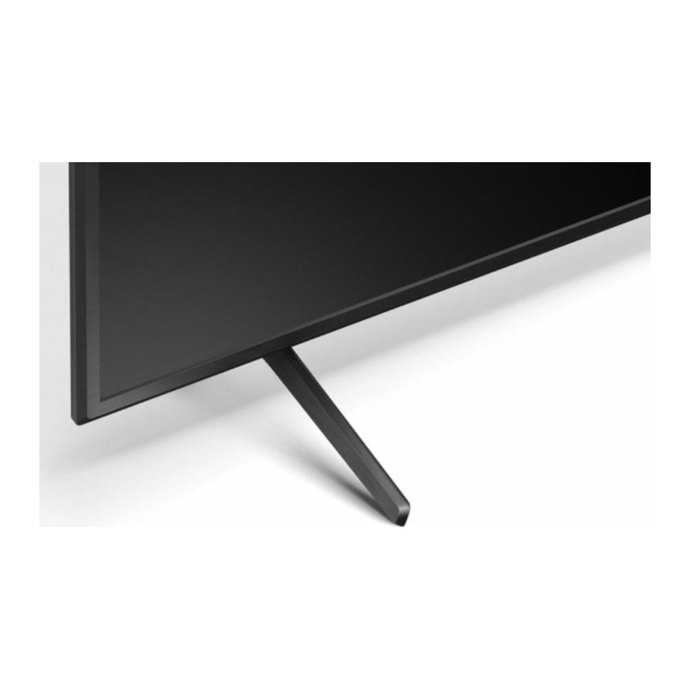 Primo piano di uno schermo TV nero con un unico supporto scuro.