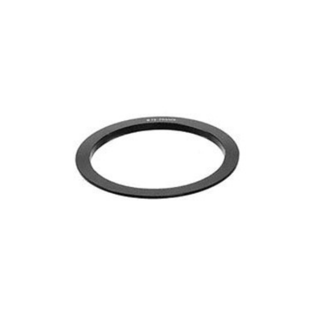 Un anello nero con iscrizione su sfondo bianco.