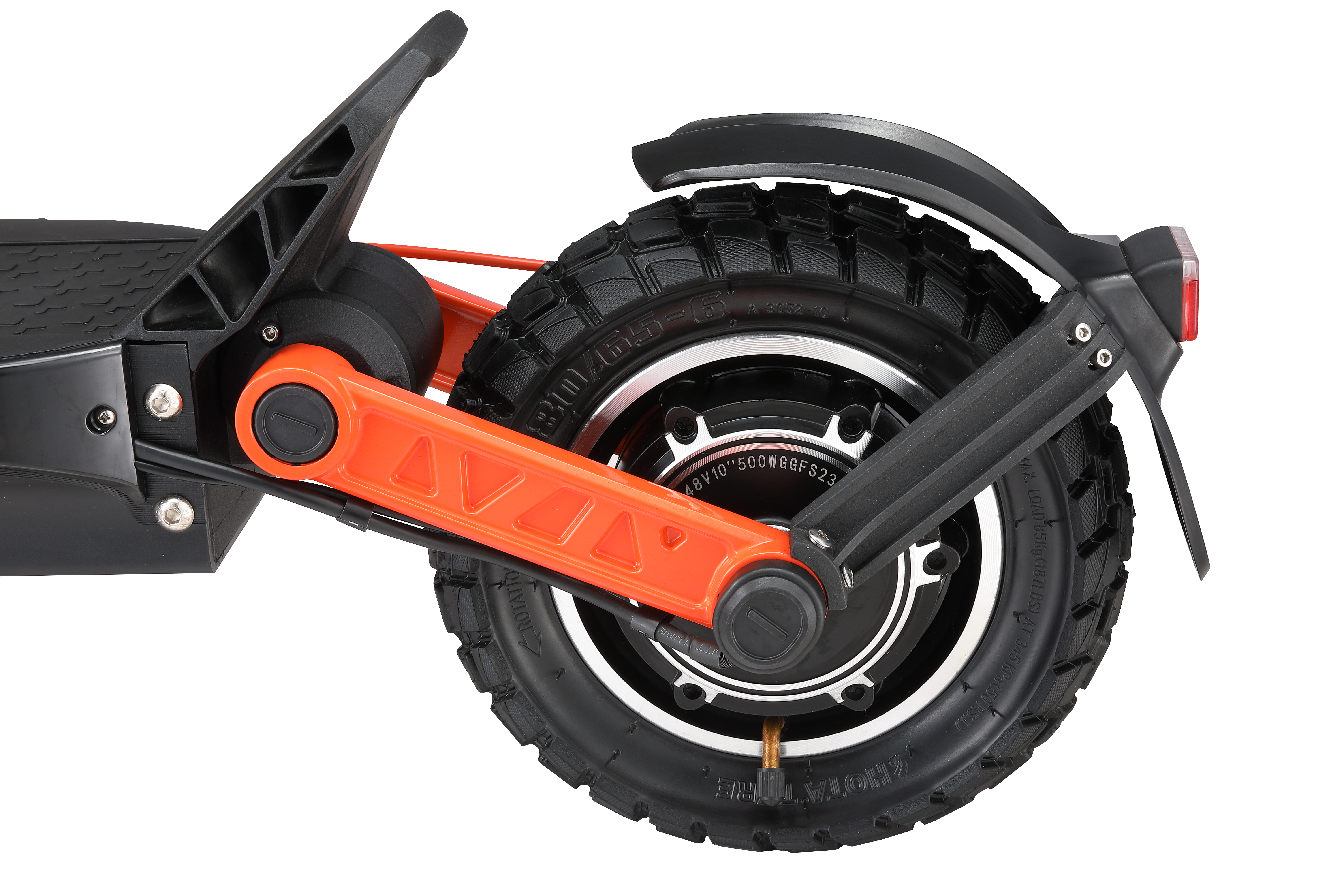 Detailansicht eines E-Scooter-Hinterrads mit orangem Arm und schwarzem Schutzblech.