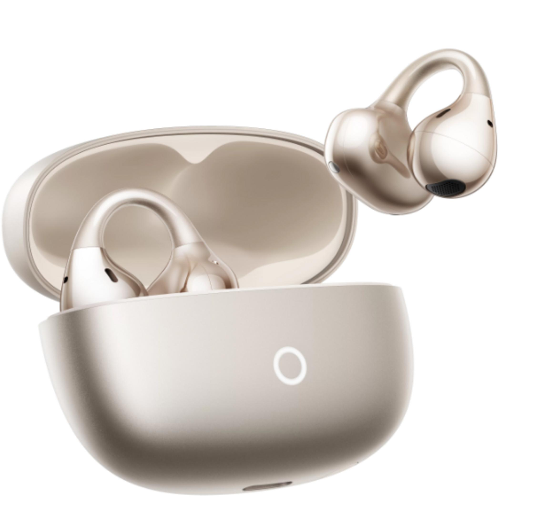 Auricolari wireless dorati dentro e accanto a una custodia di ricarica aperta.