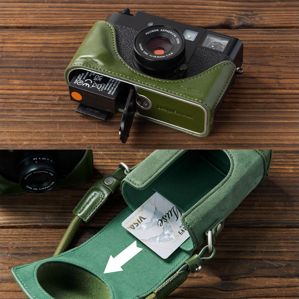 Groene leren cameratas met een Visa-kaart erin.