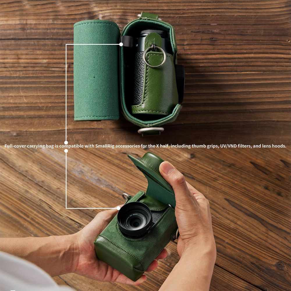 Groene leren cameratas met accessoires op houten achtergrond.