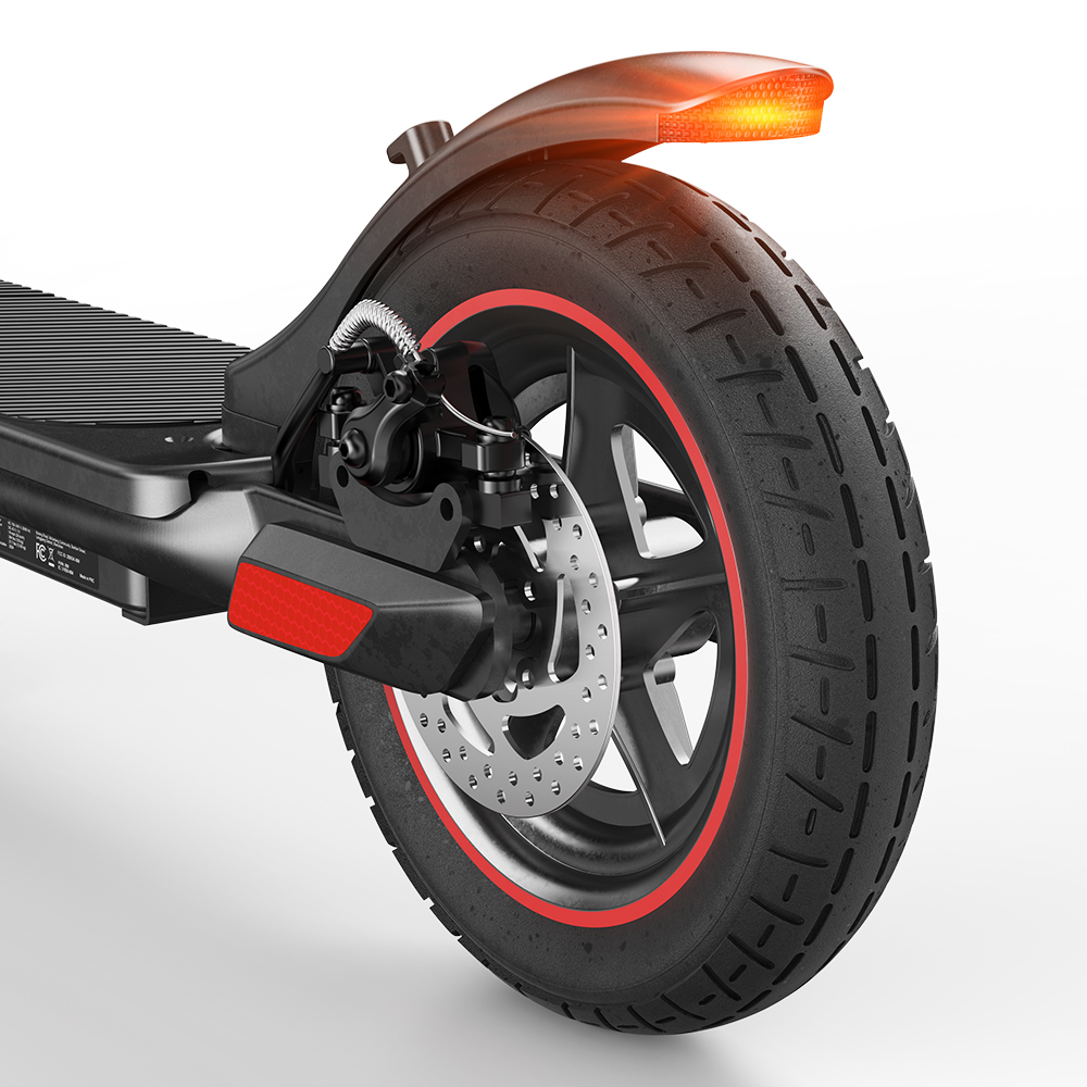 Primo piano della ruota posteriore, del freno e della luce posteriore di uno scooter elettrico.