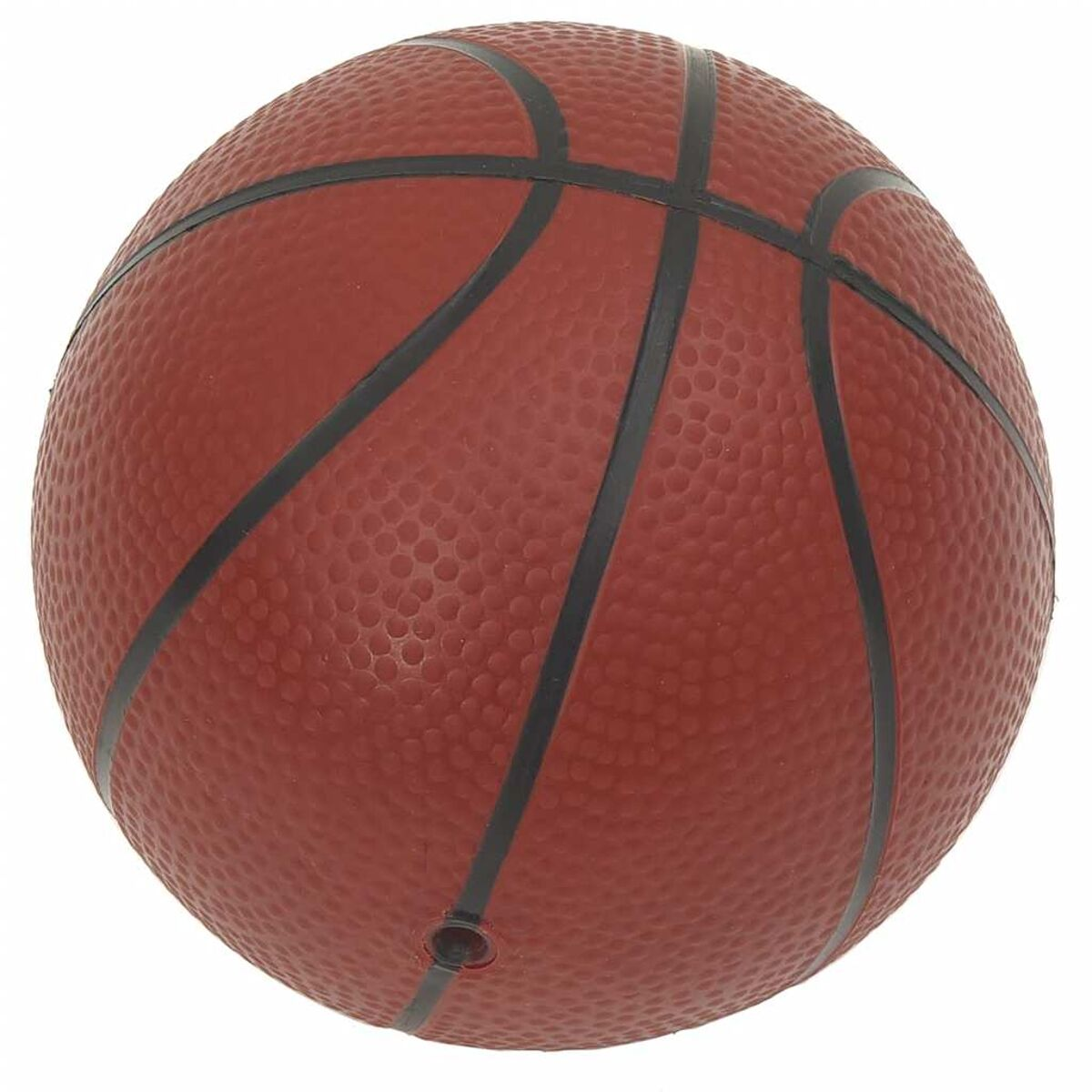 Un pallone da basket marrone con linee nere, isolato su sfondo bianco.