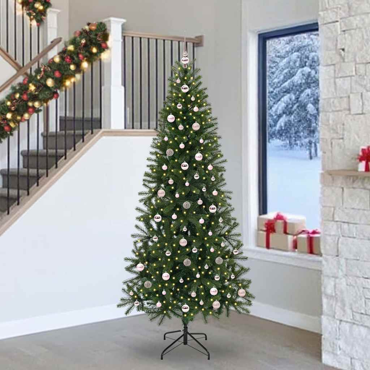 Un albero di Natale decorato con palline rosa e argento si trova in una stanza con vista su una finestra innevata.