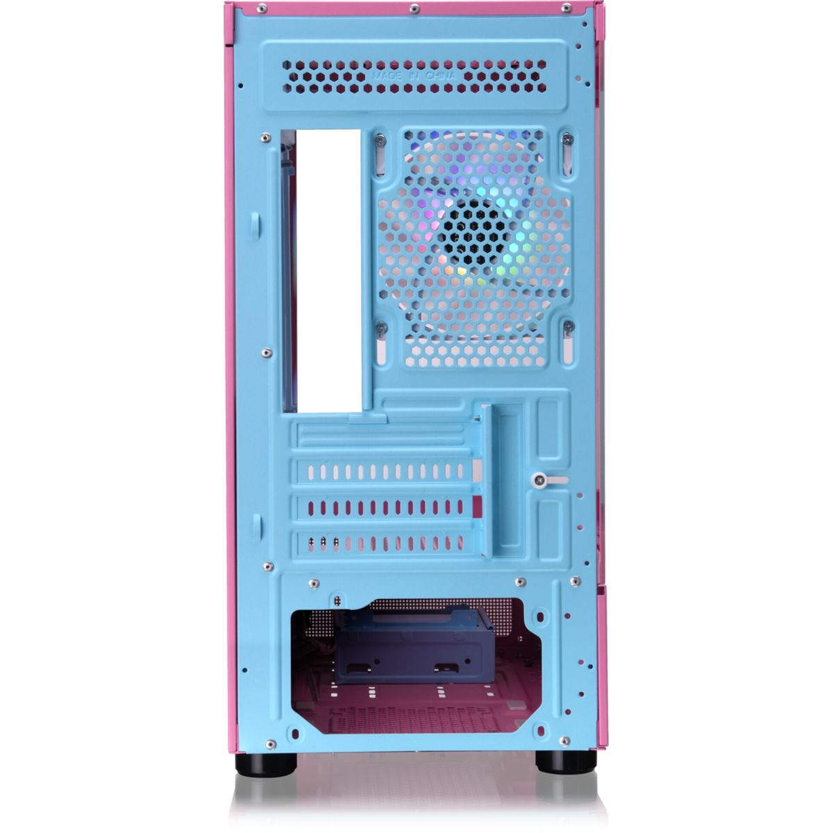 Das Innere eines rosa und hellblauen Computergehäuses mit Lüfter.
