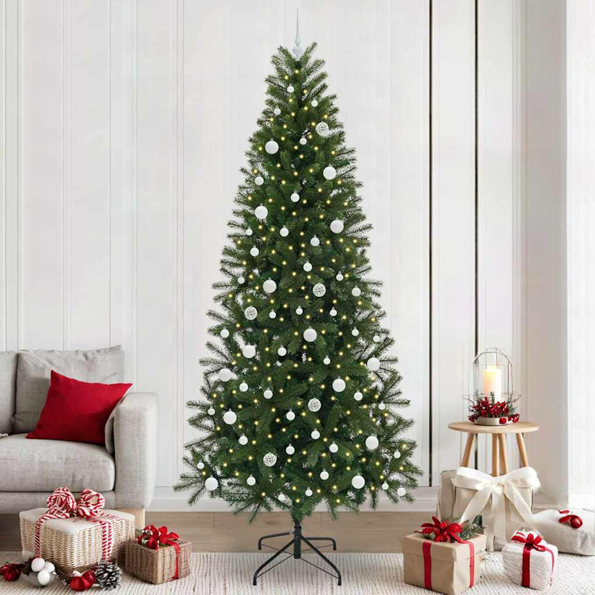 Un albero di Natale decorato con palline bianche e luci si trova in un soggiorno.