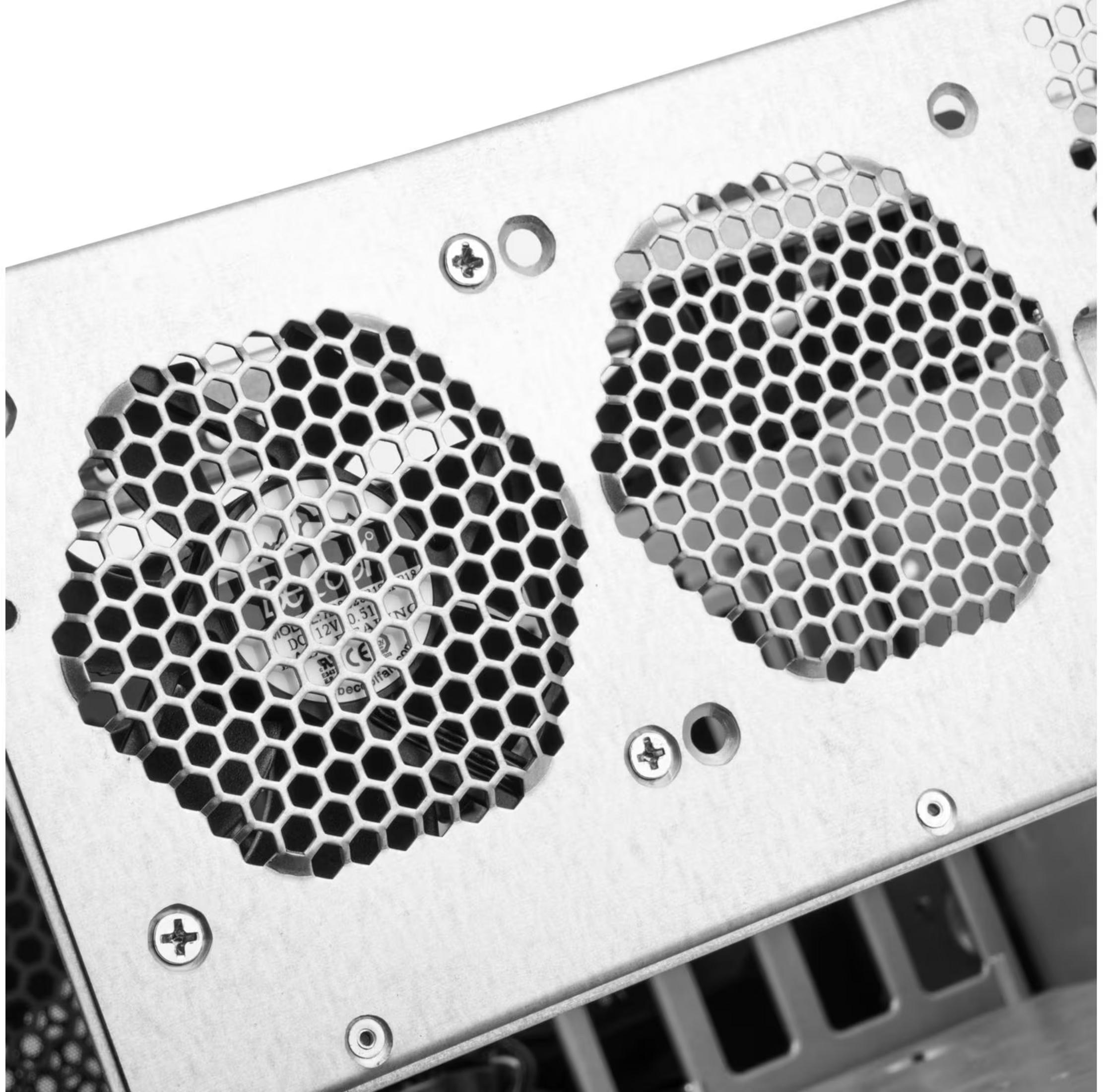 Gros plan de deux grilles de ventilateur hexagonales sur un boîtier métallique. Vis visibles.