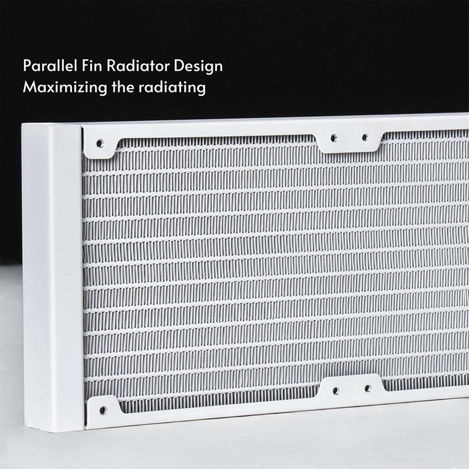 Biały radiator z równoległymi łuskami maksymalizujący powierzchnie promieniowania.