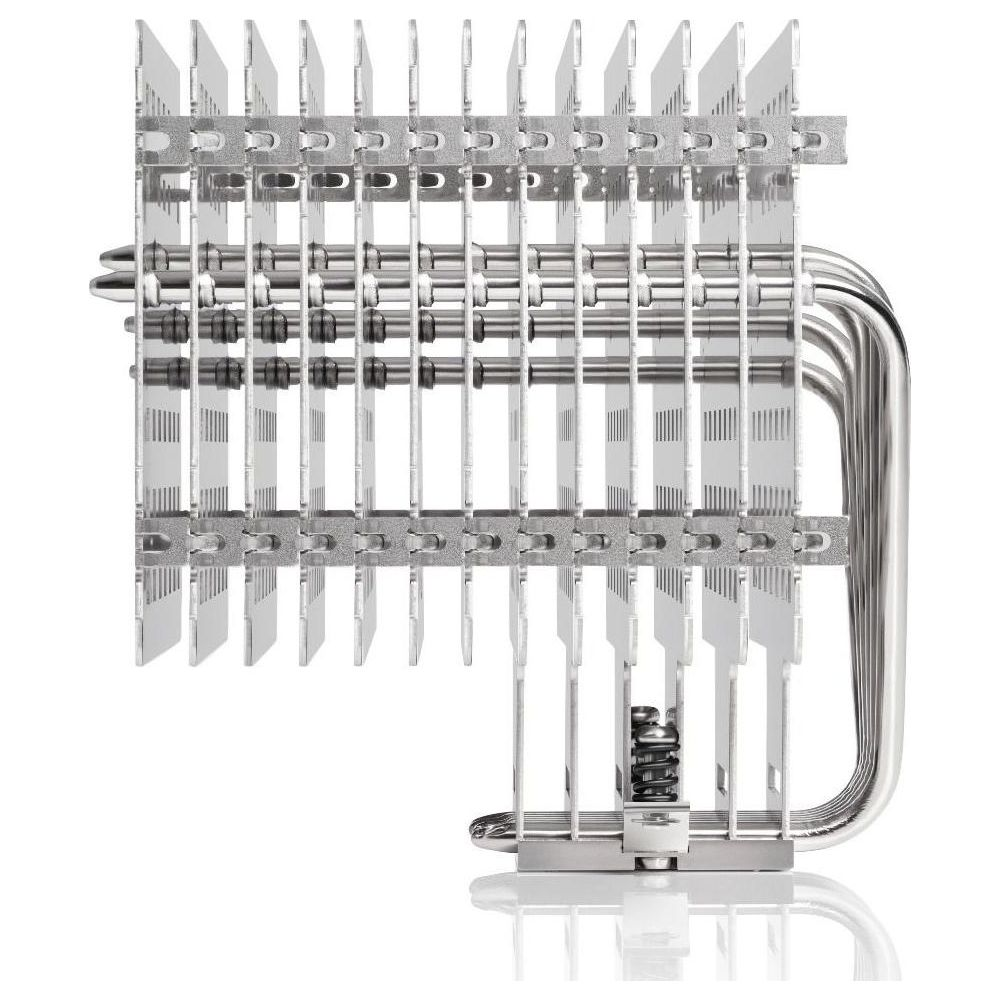 Srebrny cooler CPU z wieloma żeberkami i miedzianymi rurkami cieplnymi.