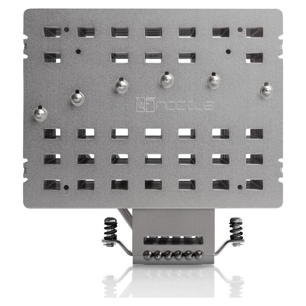 Srebrny radiator CPU z licznymi żeberkami i logo Noctua.