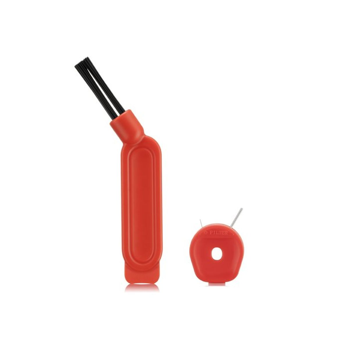 Un kit di pulizia rosso con spazzola e piccolo attrezzo.