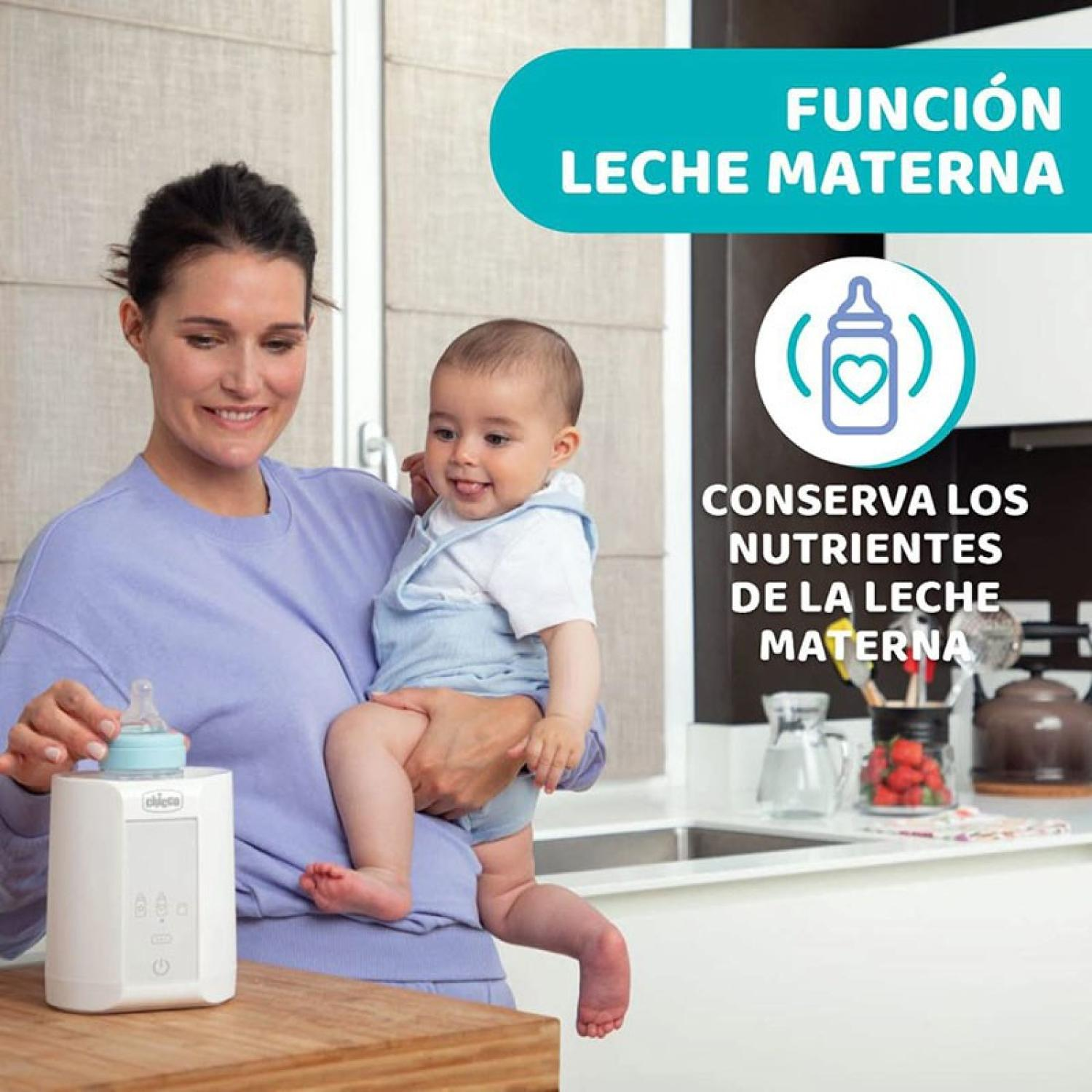 Una donna tiene un bambino e un scaldabiberon in cucina.