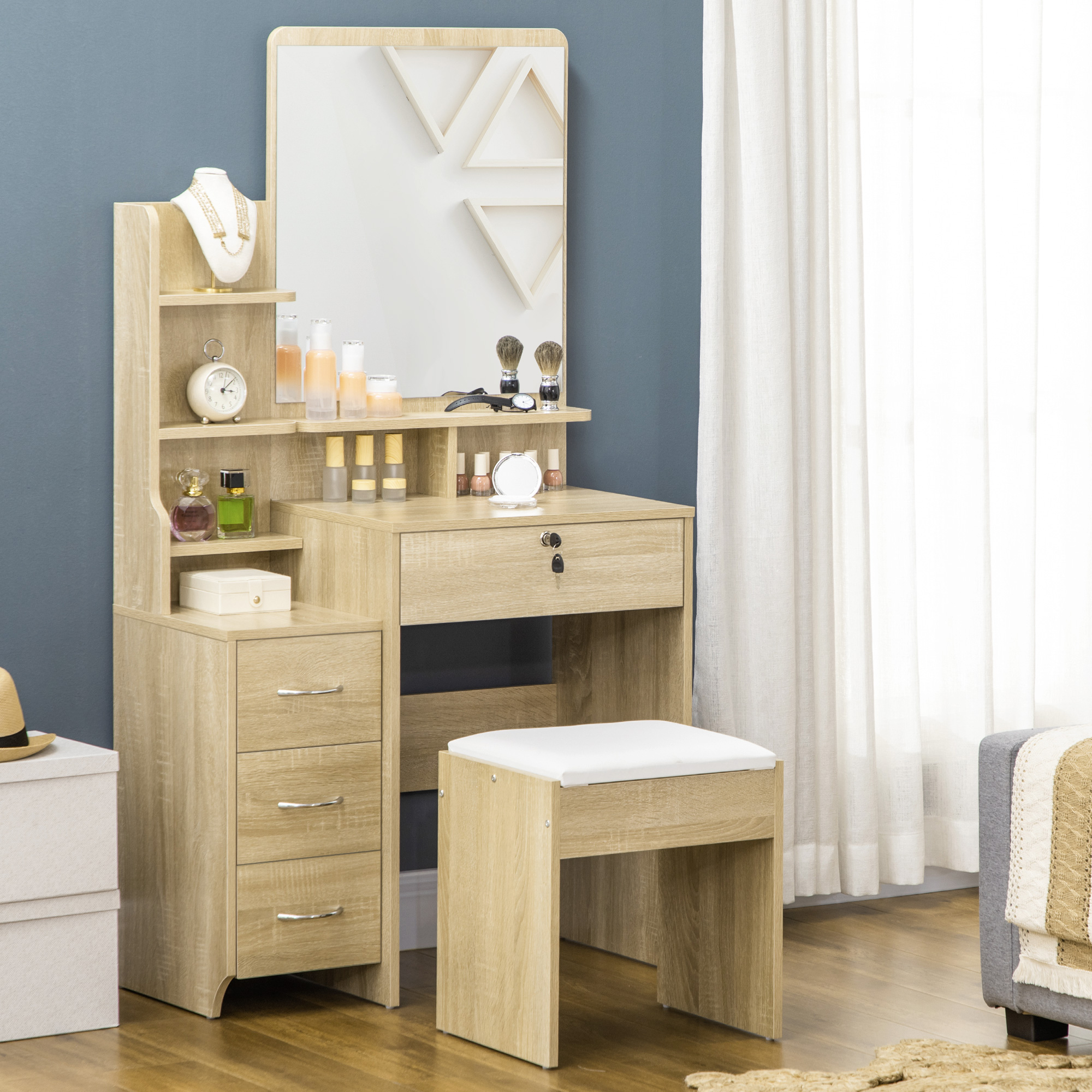Una toletta in legno chiaro con specchio, cassetti, sgabello, gioielli e cosmetici.