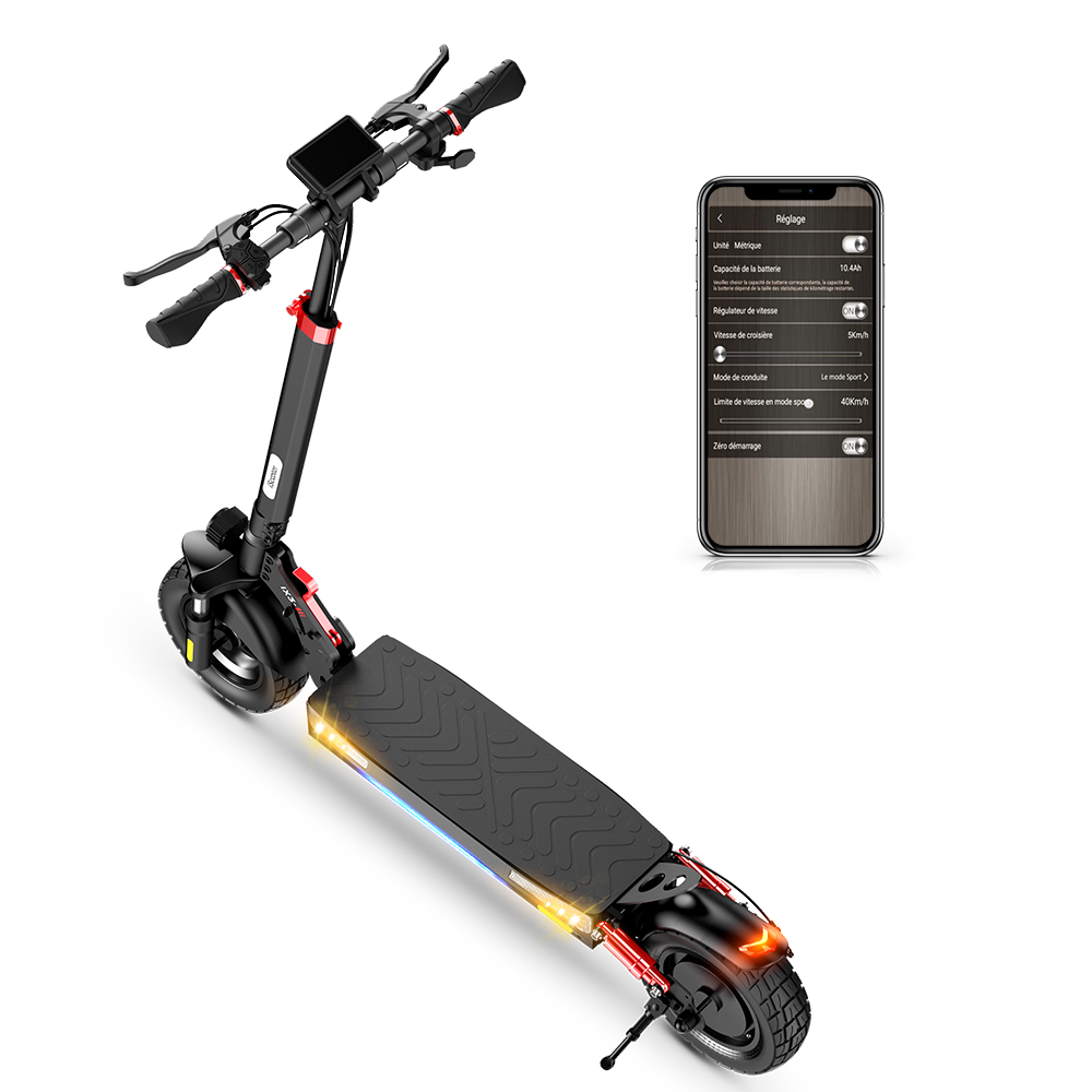 Monopattino elettrico nero con display app smartphone. Pedana illuminata. Sfondo bianco.