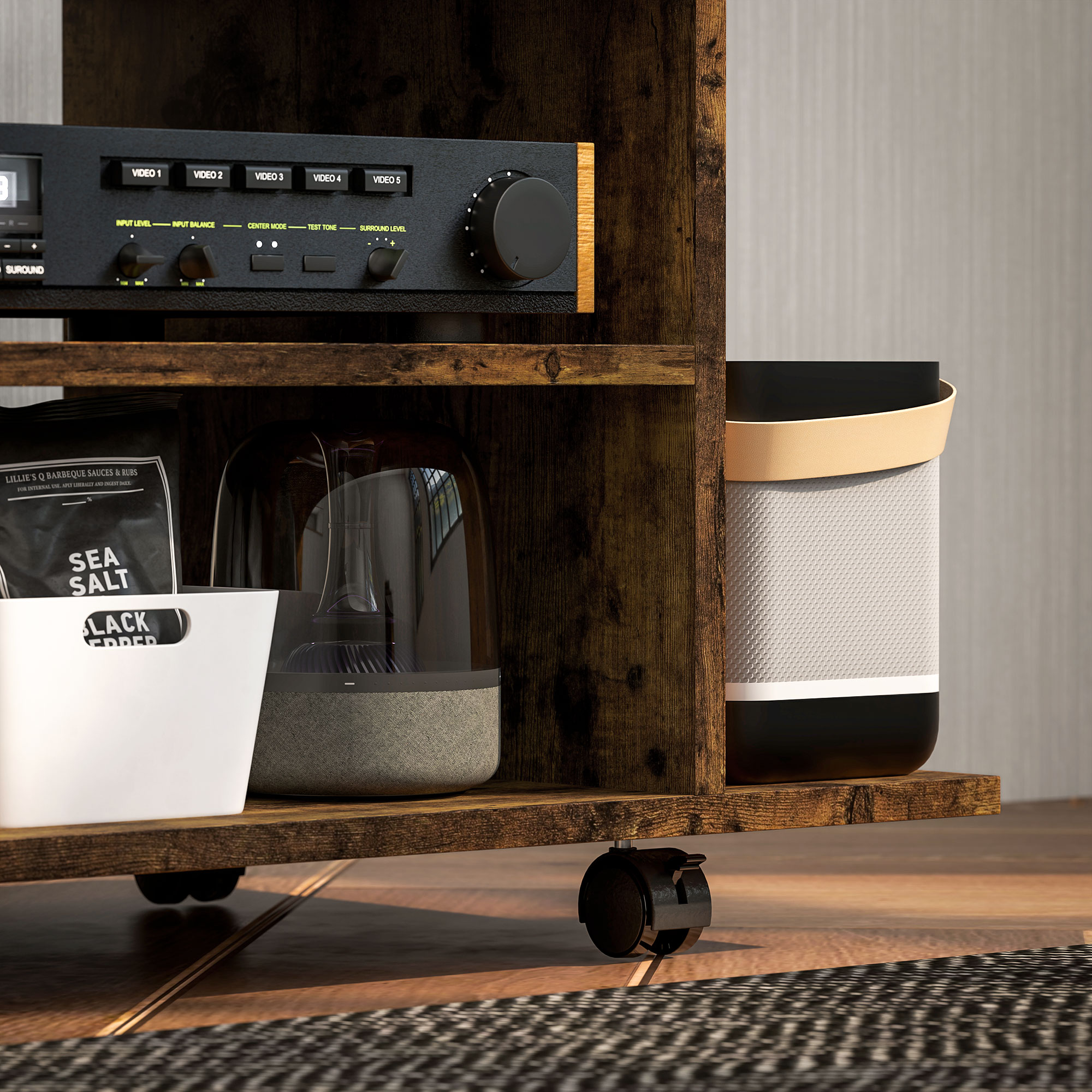 Scaffale in legno con apparecchiature audio e altoparlanti. Un amplificatore nero, un altoparlante, sale e pepe.