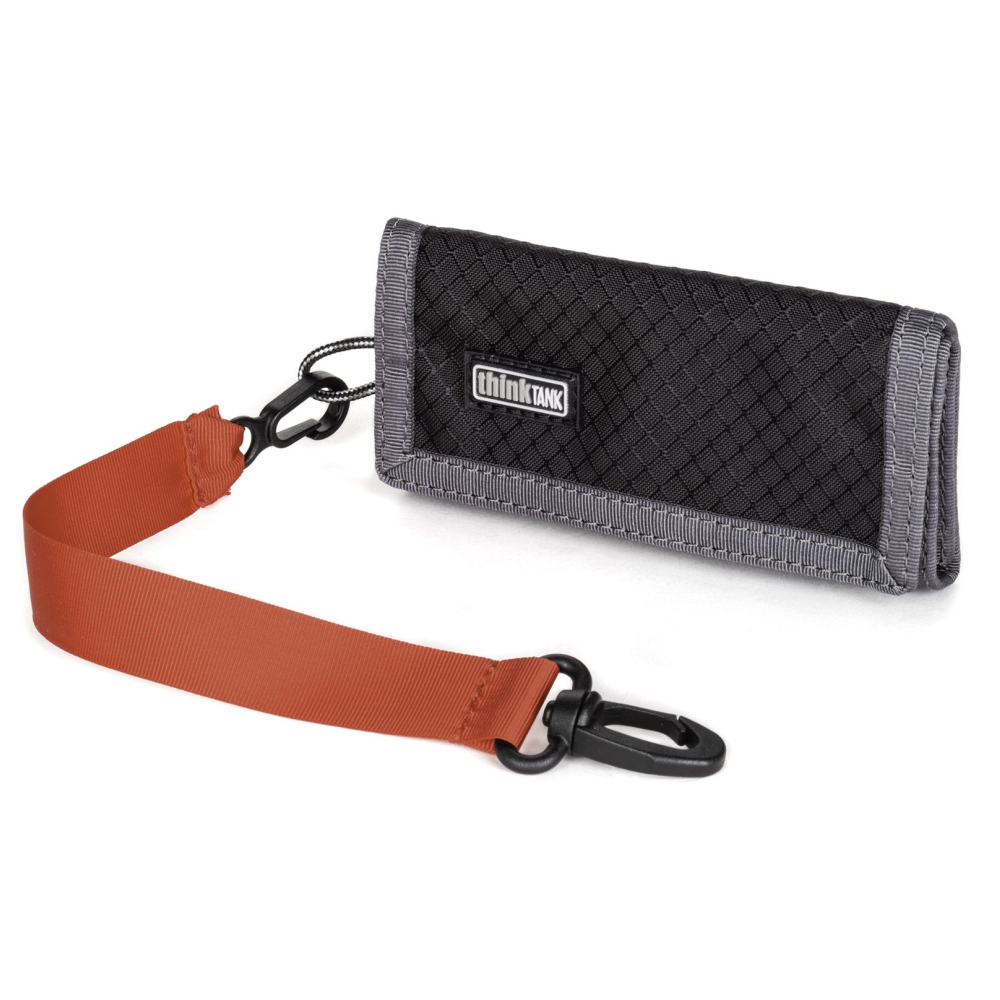 Zwarte tas met oranje riem en clip op witte achtergrond.