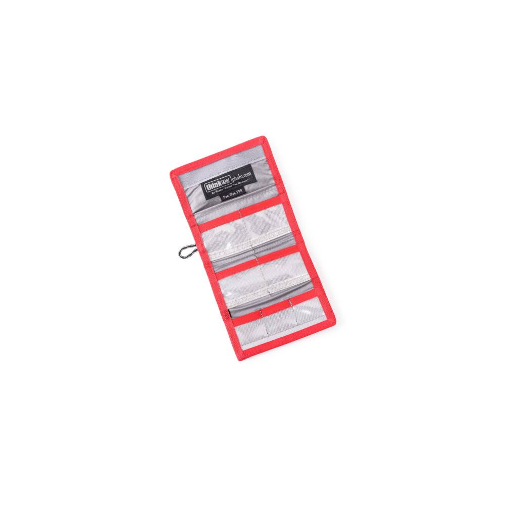 Een rode en grijze stoffen etui met doorzichtige vakken en een zwart koord.