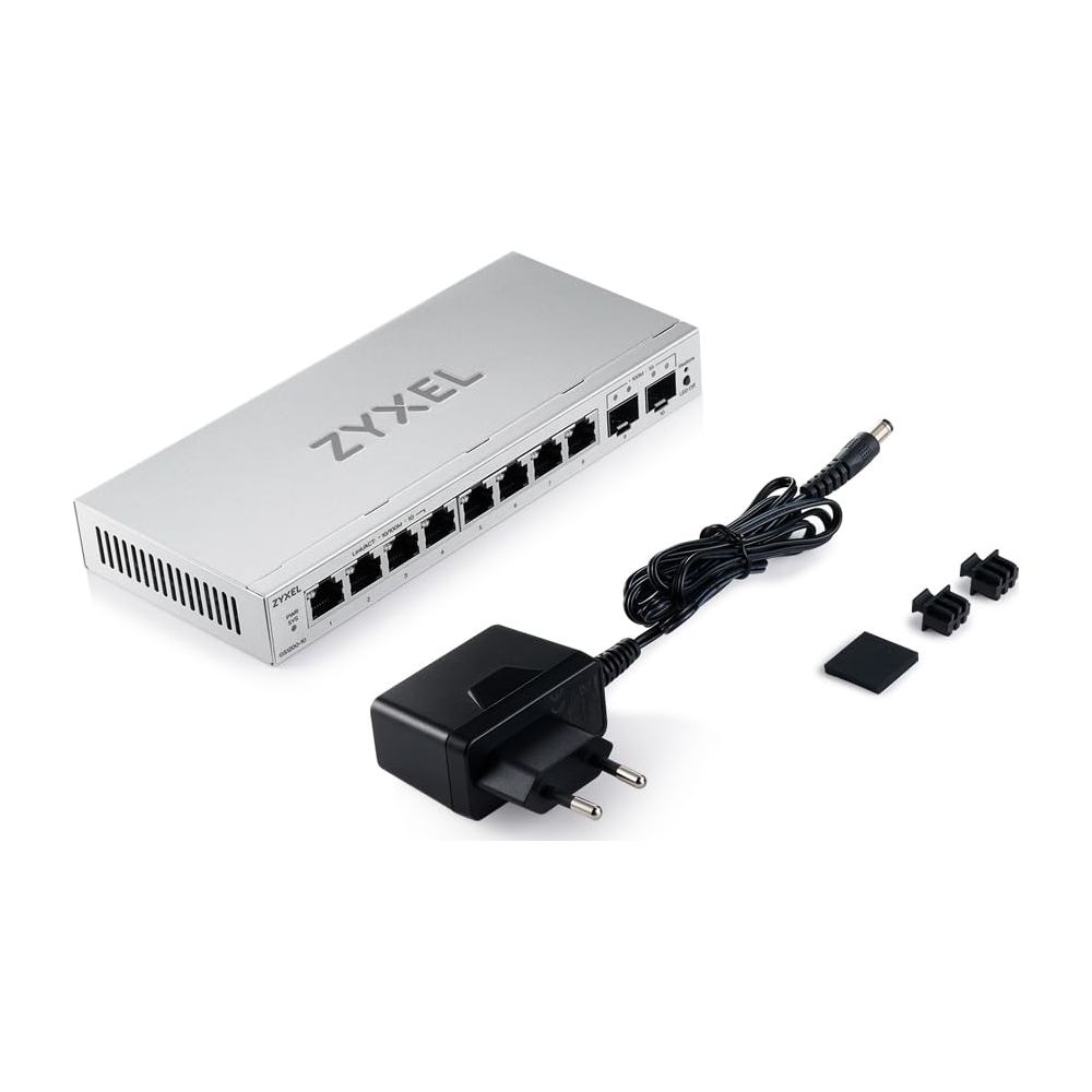 Ein silberner Zyxel Netzwerk-Switch mit Netzteil und Zubehör auf weißem Hintergrund.