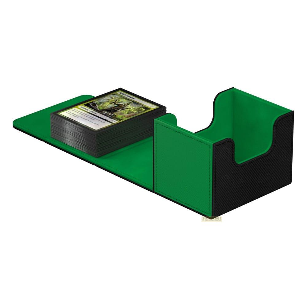 Un porta carte verde e nero con un mazzo di carte su una superficie verde.