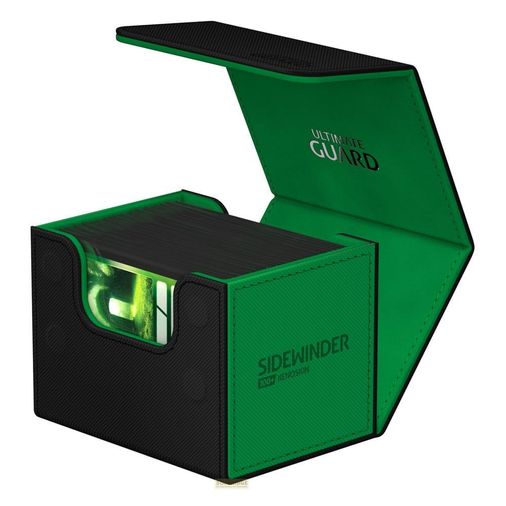 Box porta mazzo Ultimate Guard Sidewinder verde e nero, aperto con carte all'interno.
